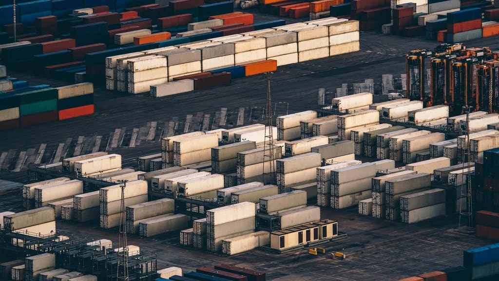 Contenedores apilados en el puerto de Barcelona
