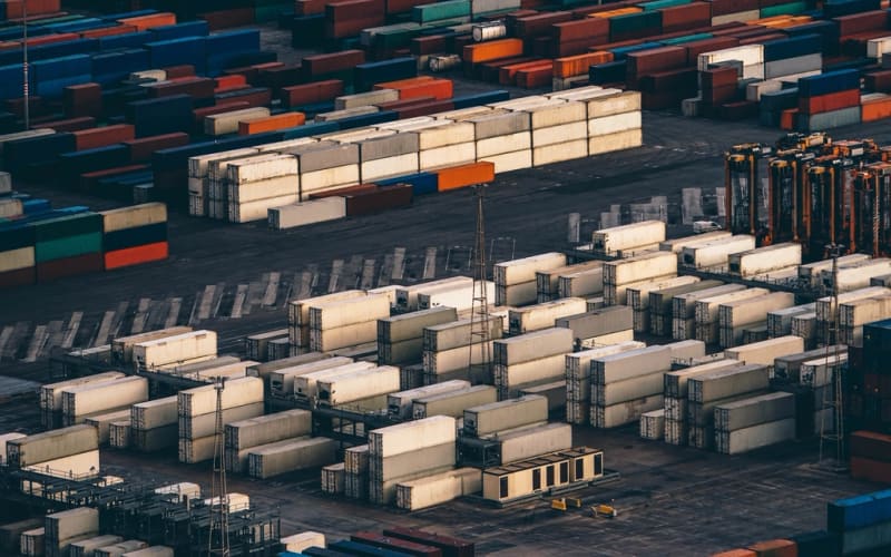 Contenedores apilados en el puerto de Barcelona