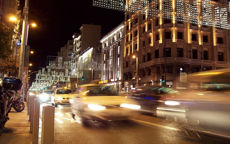 Edificios de la Gran Vía de Madrid al anochecer