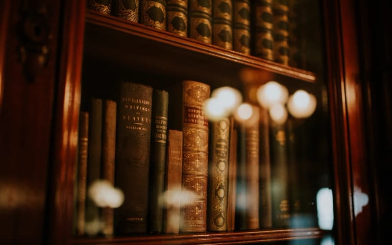 Estantería con libros antiguos de derecho