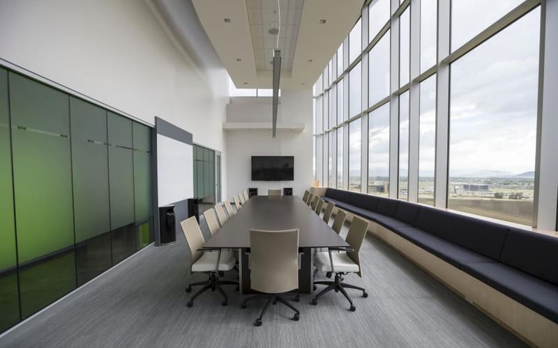 Sala de reuniones con mesa larga y ventanales