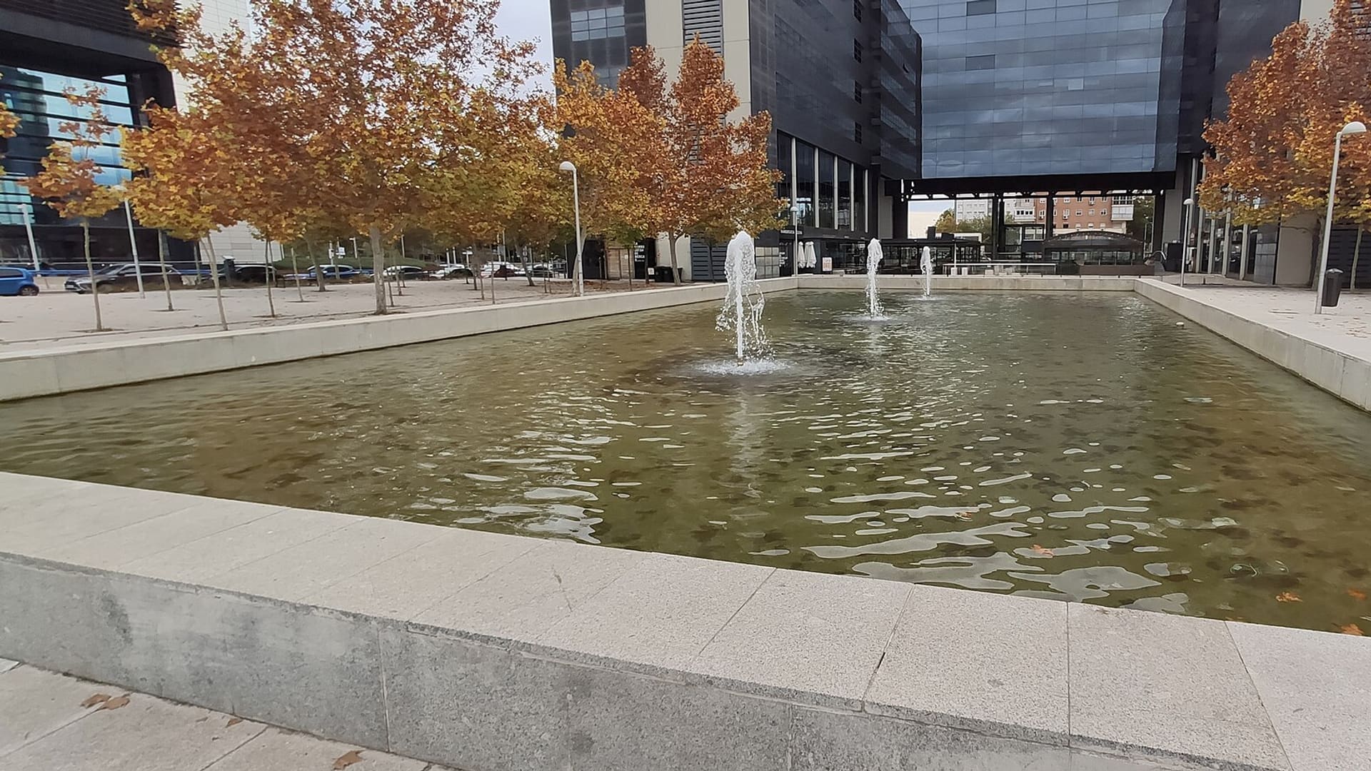 Plaza y fuente a los pies de las Cuatro Torres de Madrid